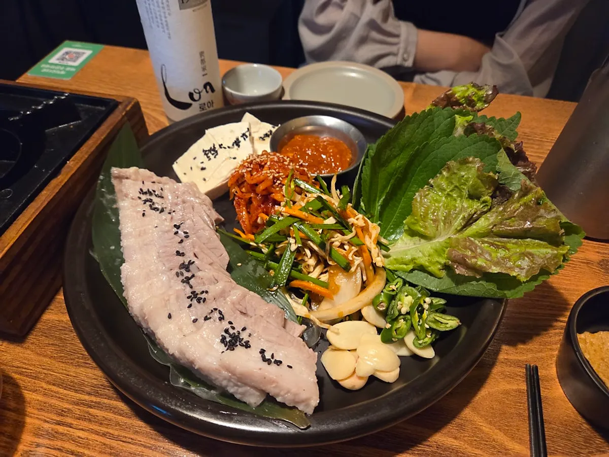 푸짐하게 차려진 보쌈 중 상차림