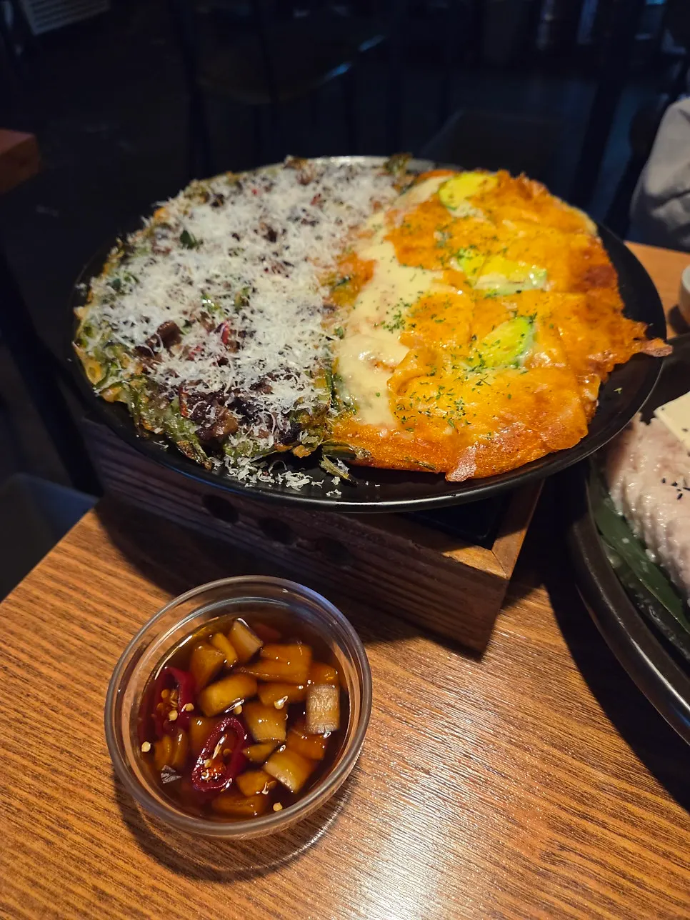 보쌈을 채소에 싸 먹는 모습