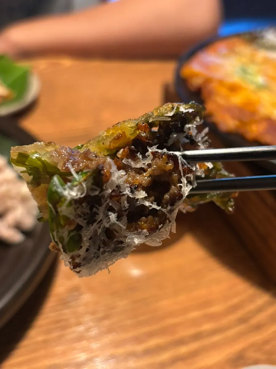 반반전 한 조각과 전통주 잔