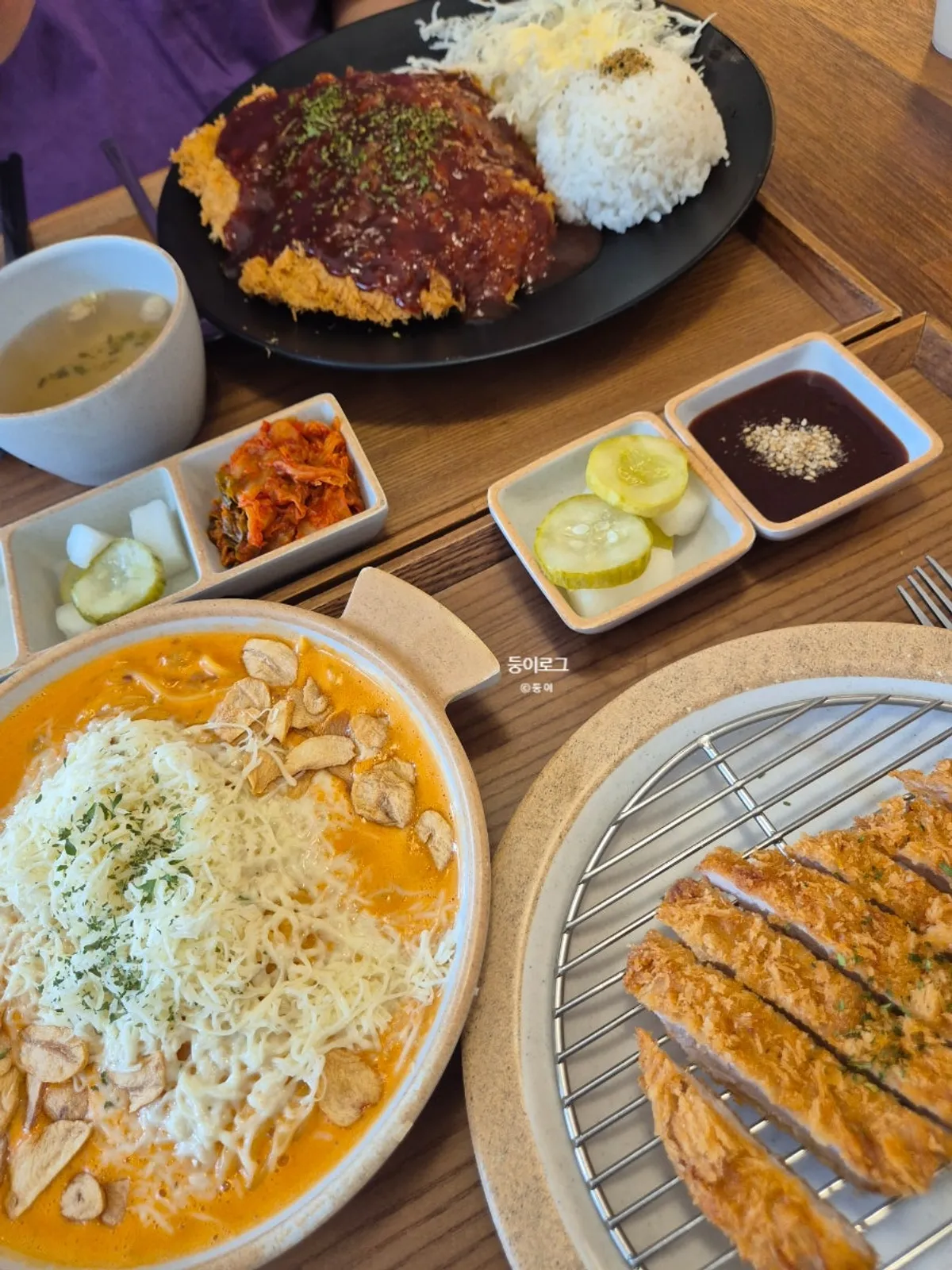 경양식 돈까스와 갈릭치폴레 돈까스 정식 한 상