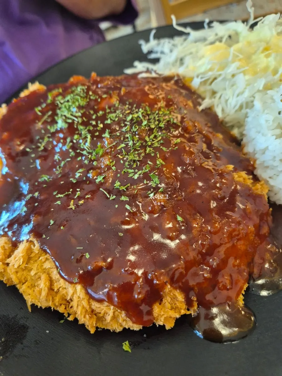 소스가 넉넉하게 올라간 경양식 돈까스 접시