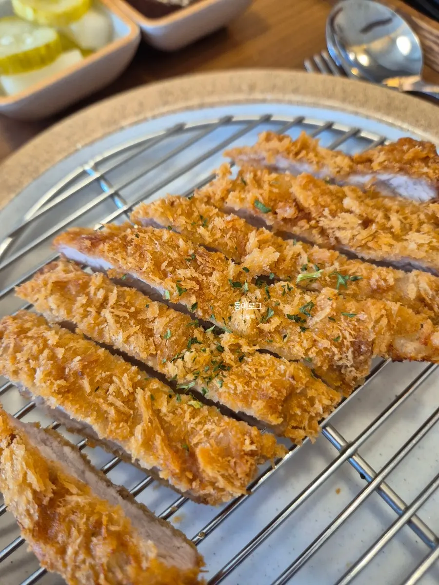한입 크기로 자른 경양식 돈까스 단면