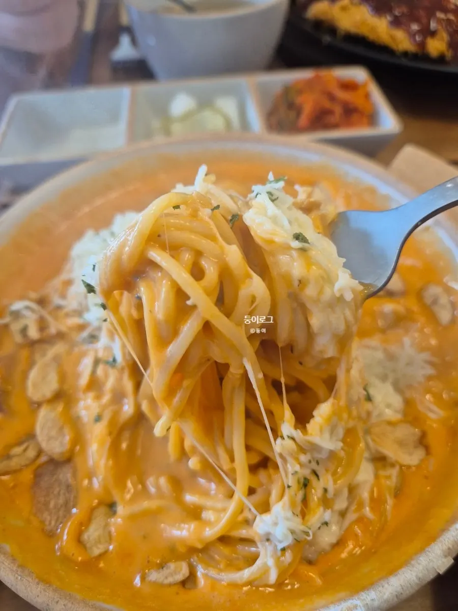 치폴레 소스에 버무려진 파스타 면