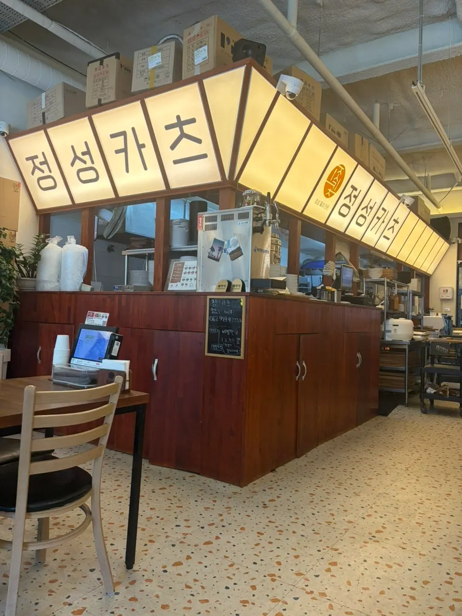 Neatly arranged dining tables at Jeongseong Katsu, Cheomdan Branch