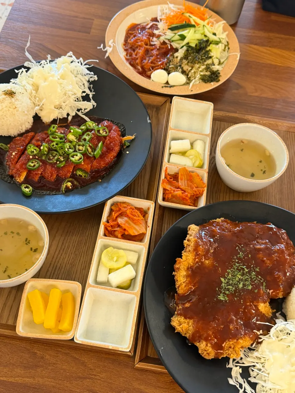 돈까스와 쫄면을 함께 먹는 모습