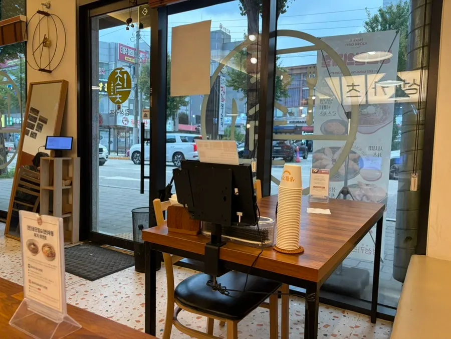 여유 있게 배치된 매장 좌석