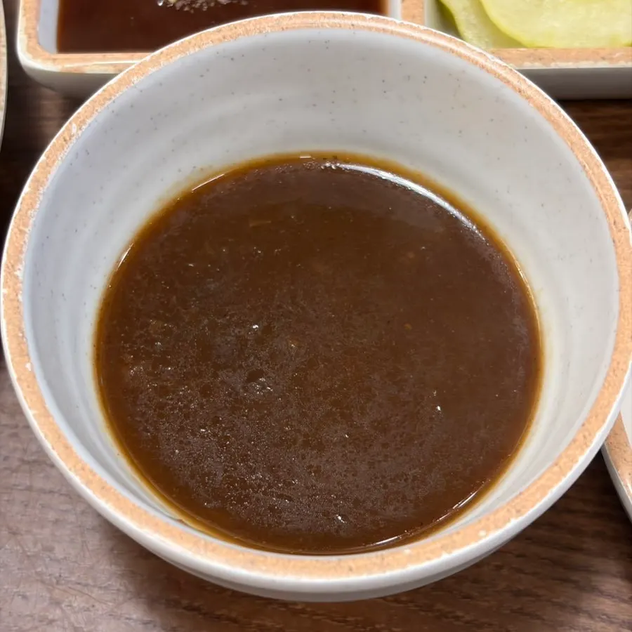 카츠 단면과 곁들임 구성