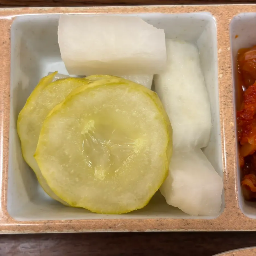 카레와 밥, 카츠가 함께 놓인 테이블