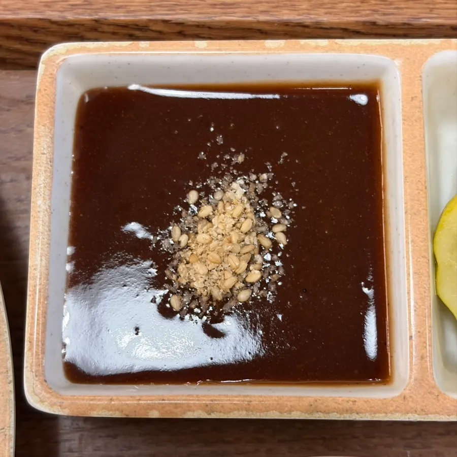 카레에 찍어 먹는 히레카츠 한 조각