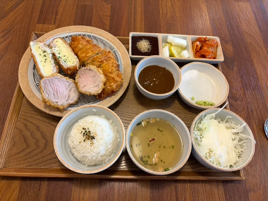 정성카츠 첨단점 메뉴 안내판