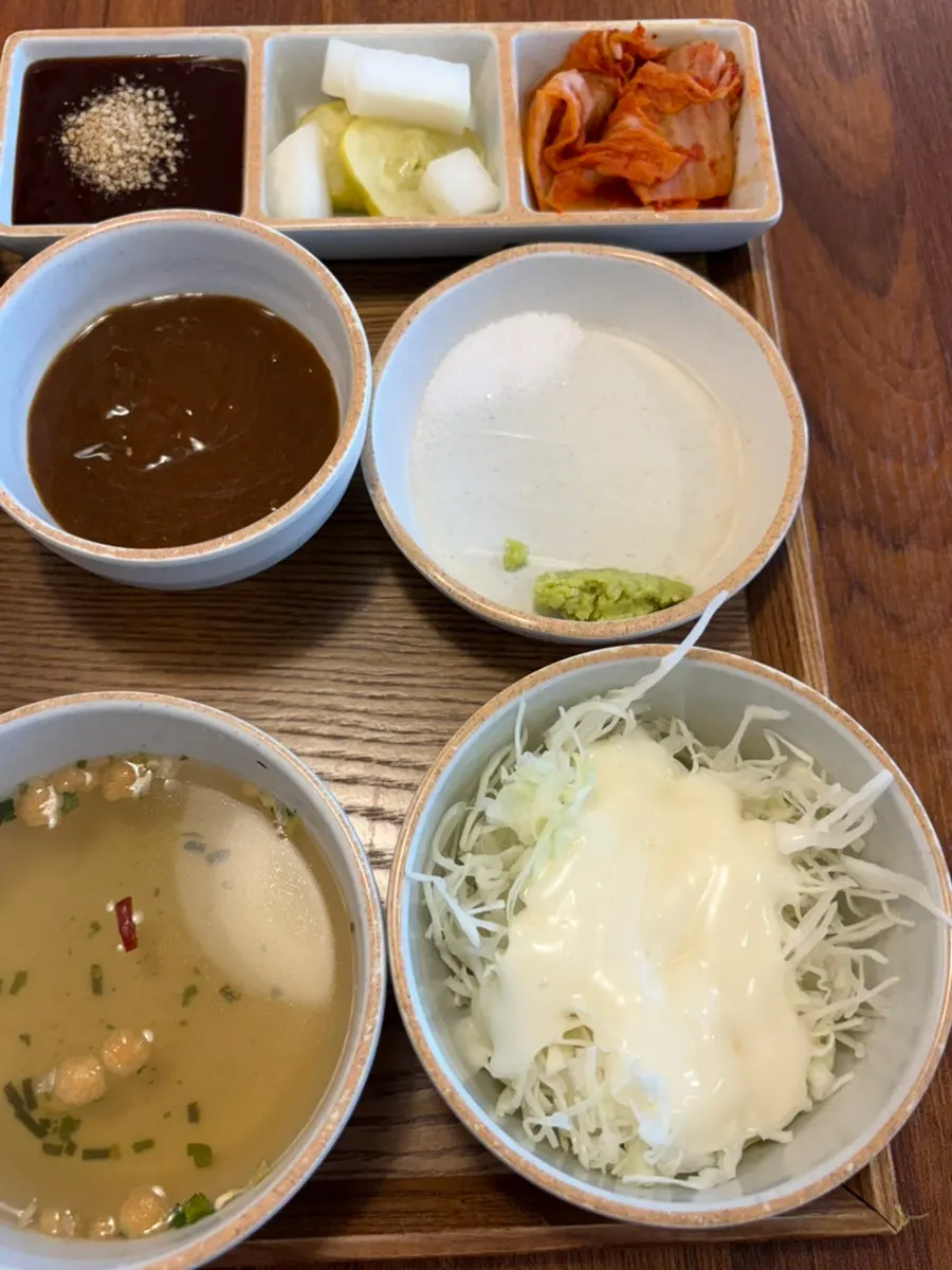 밥과 국, 카레, 샐러드, 김치가 함께 나온 한상차림