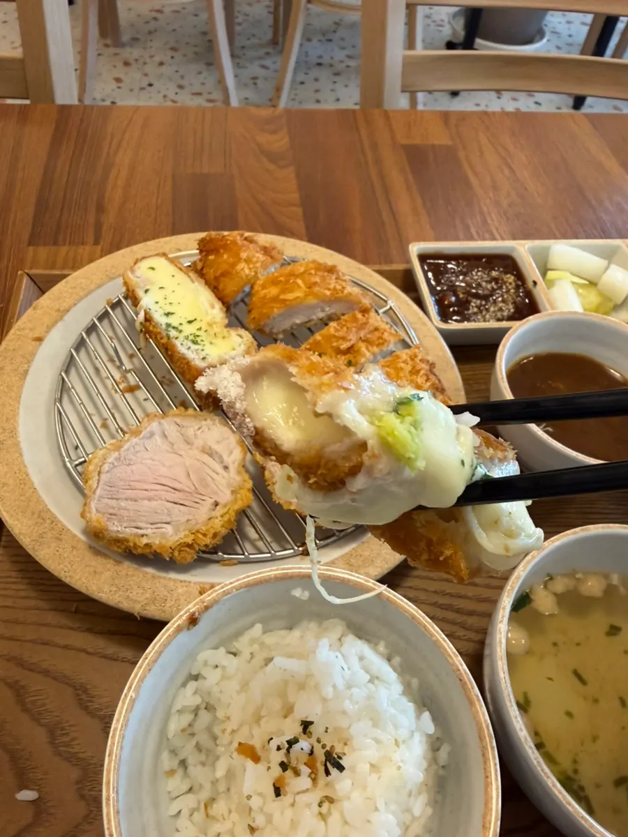튀김옷이 얇고 두툼한 치즈카츠 단면