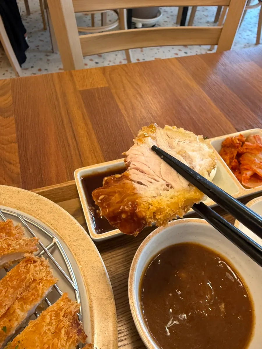 와사비를 올린 안심카츠 한 조각