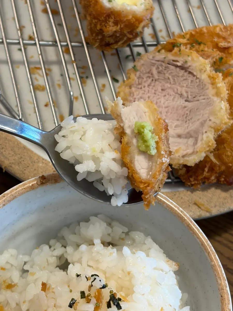 촉촉한 등심카츠 단면과 흰밥