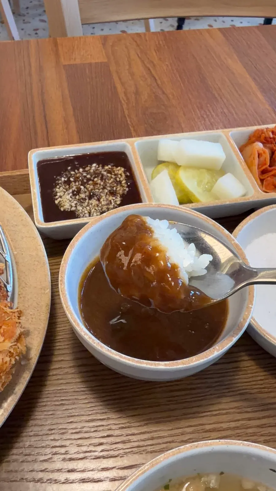 돈까스 소스를 곁들인 카츠와 밥 한 상