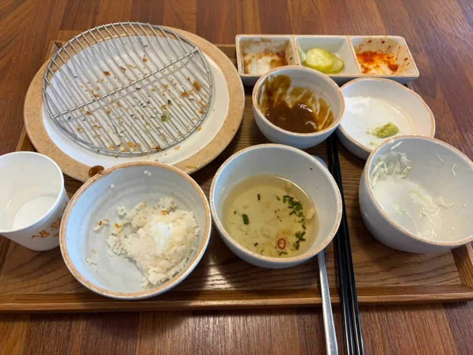 카레에 밥과 묵은지를 곁들인 마무리 한 그릇