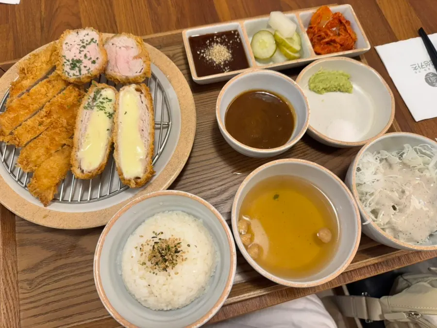 주문한 돈카츠와 우동이 놓인 테이블