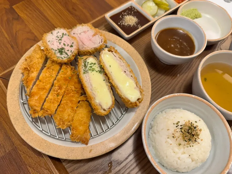 트리플모듬카츠 정식 한 상 구성