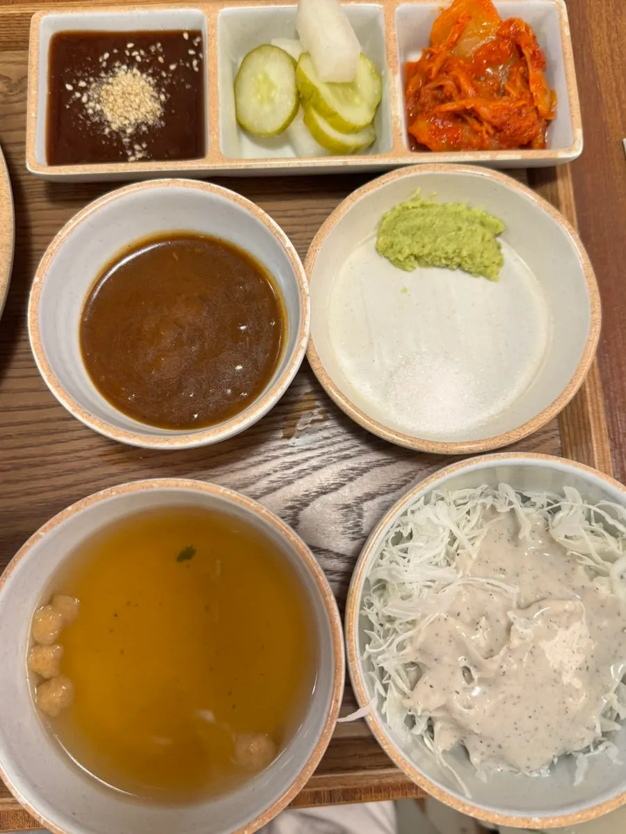 맛보기카레와 샐러드가 곁들여진 정식