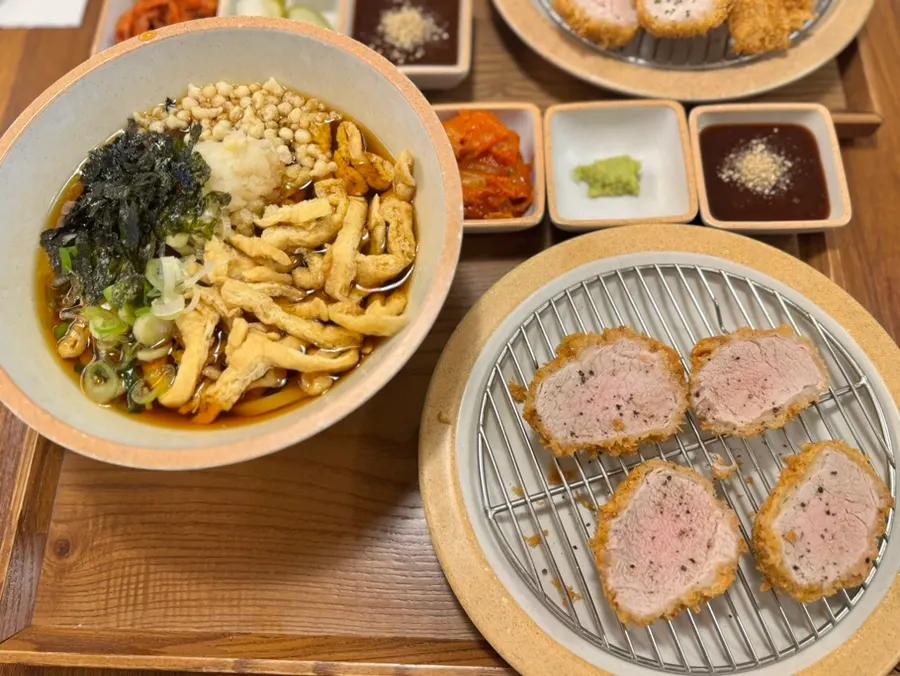 소스와 소금이 놓인 카츠 상차림