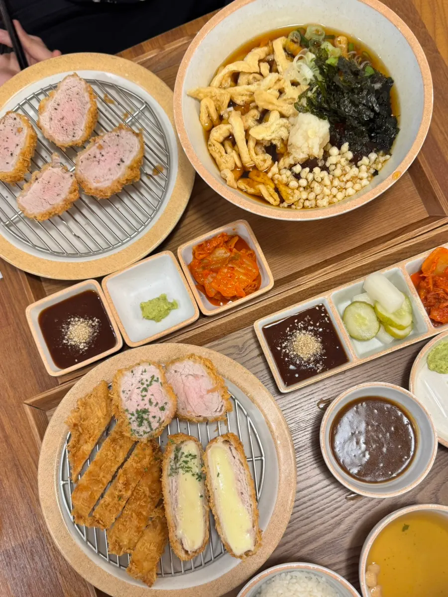 냉우동 육수와 히레카츠 한 입