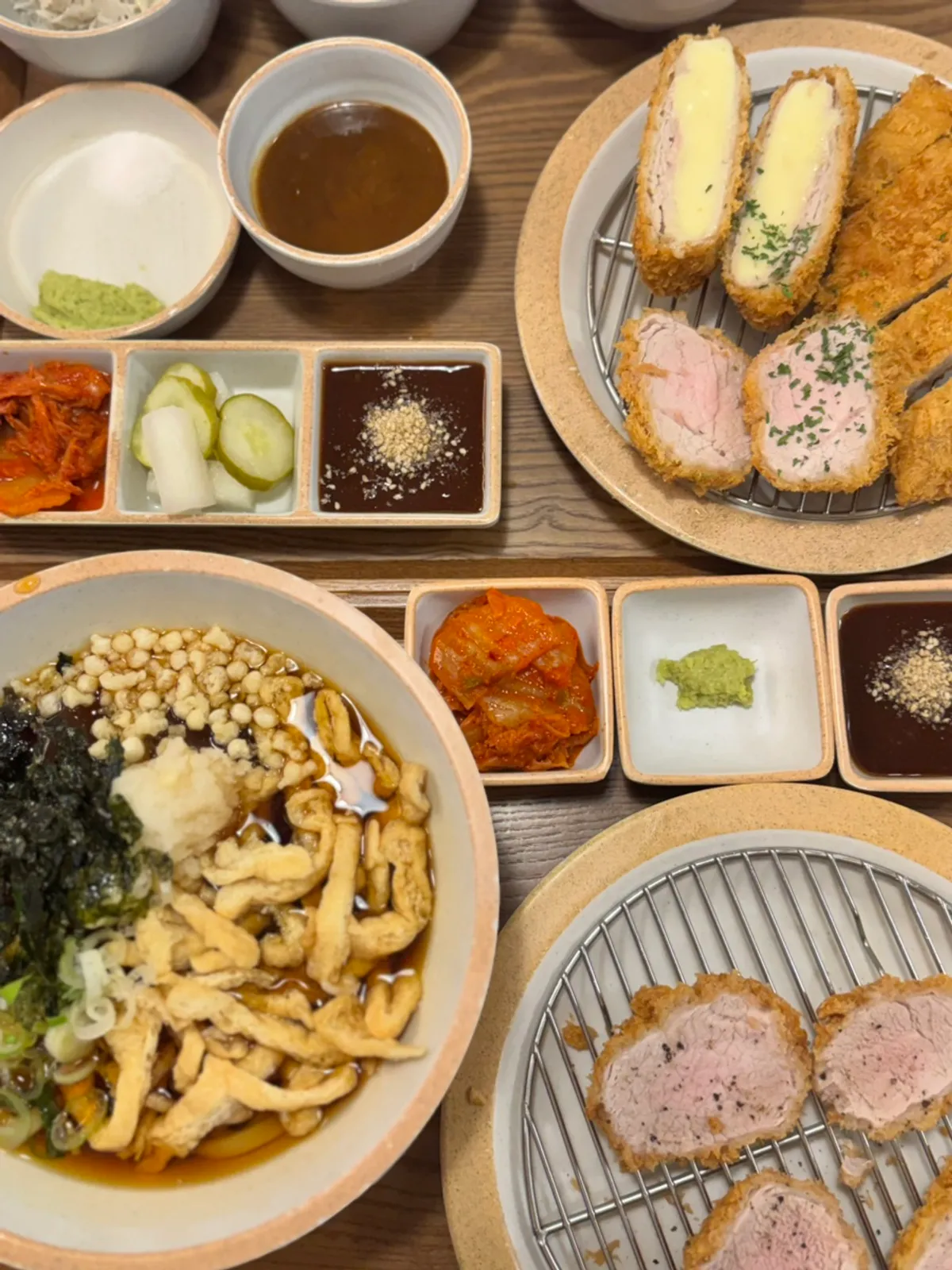 겉바속촉 돈카츠 접시 클로즈업