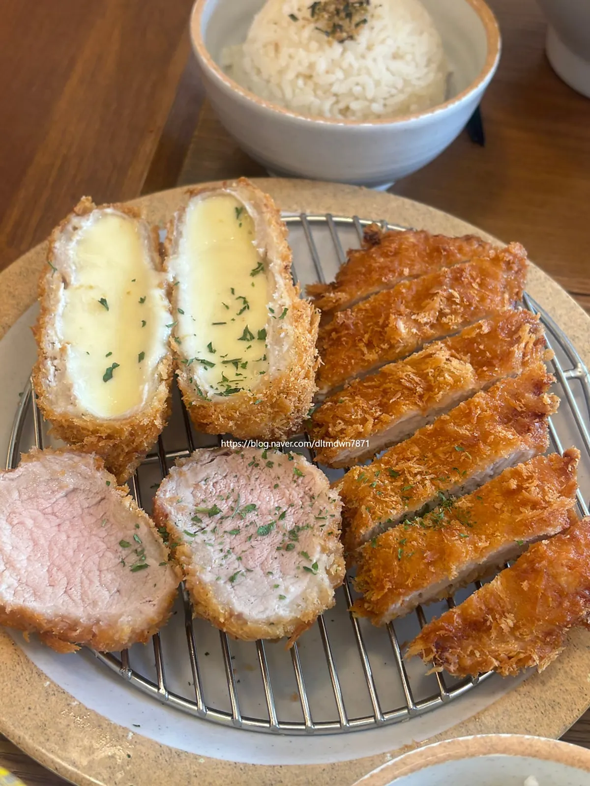 치즈와 안심이 함께 나온 트리플모듬카츠