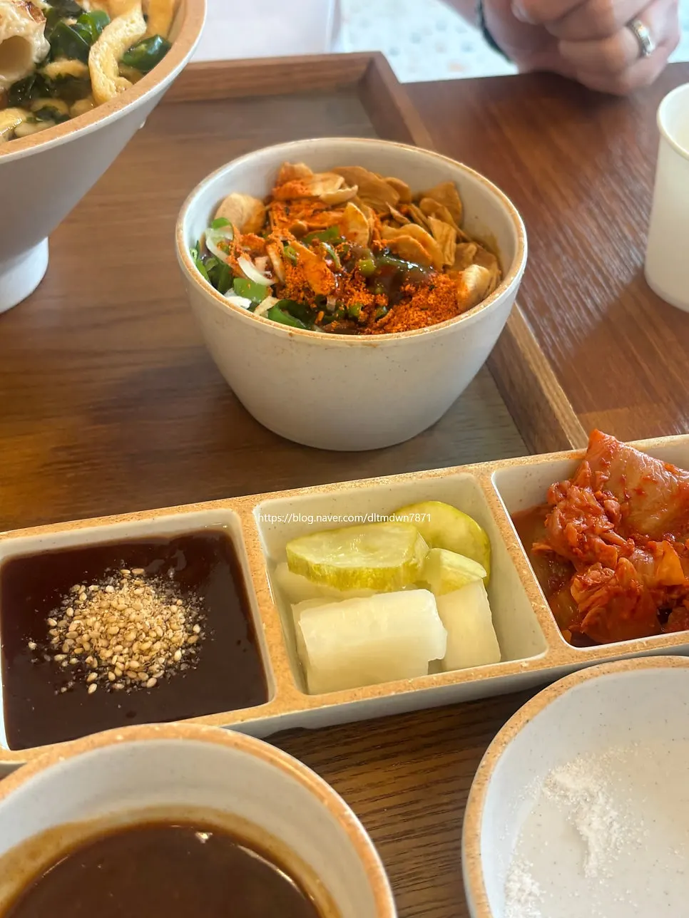 소금 두 종류와 샐러드, 밥, 장국이 함께 나온 카츠 상차림