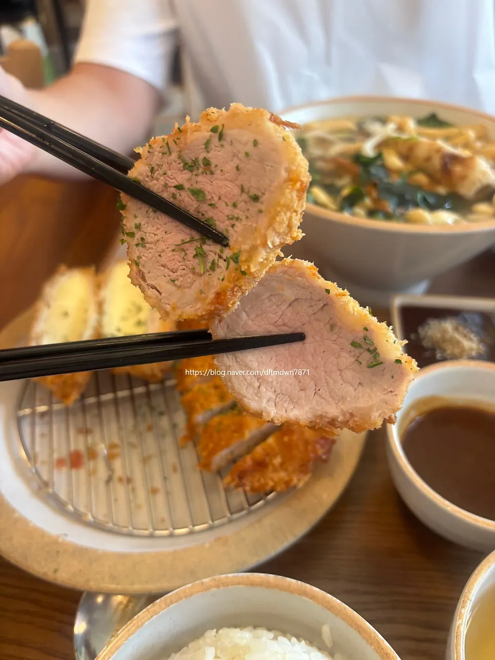 단면이 보이는 정성카츠 첨단점 돈까스