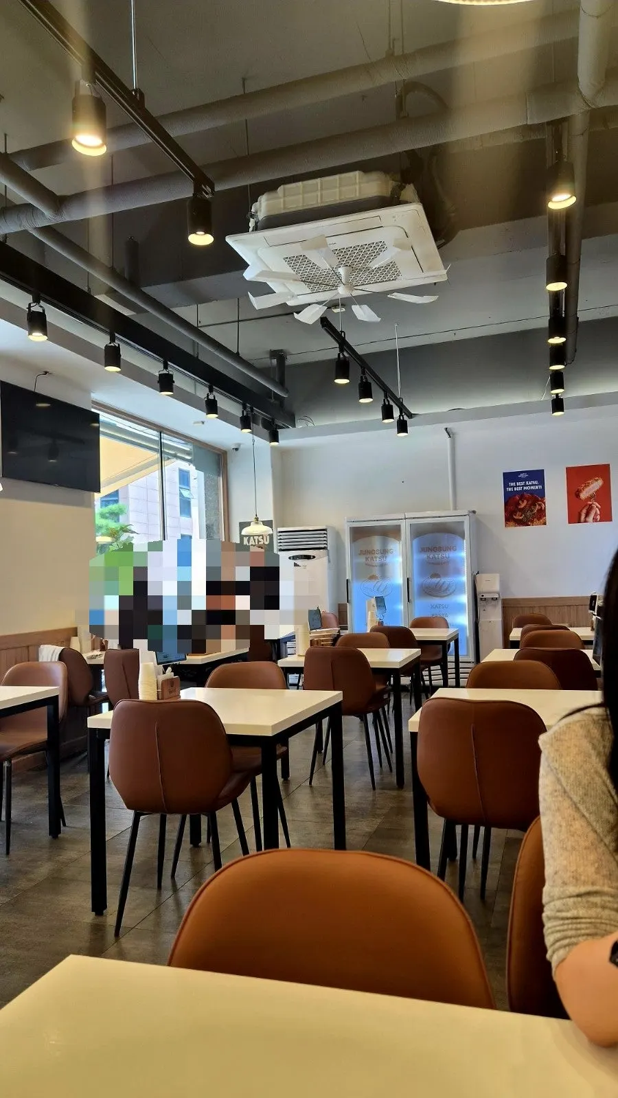 White and wood-toned interior of Jeongseong Katsu Chuncheon Toegye Branch