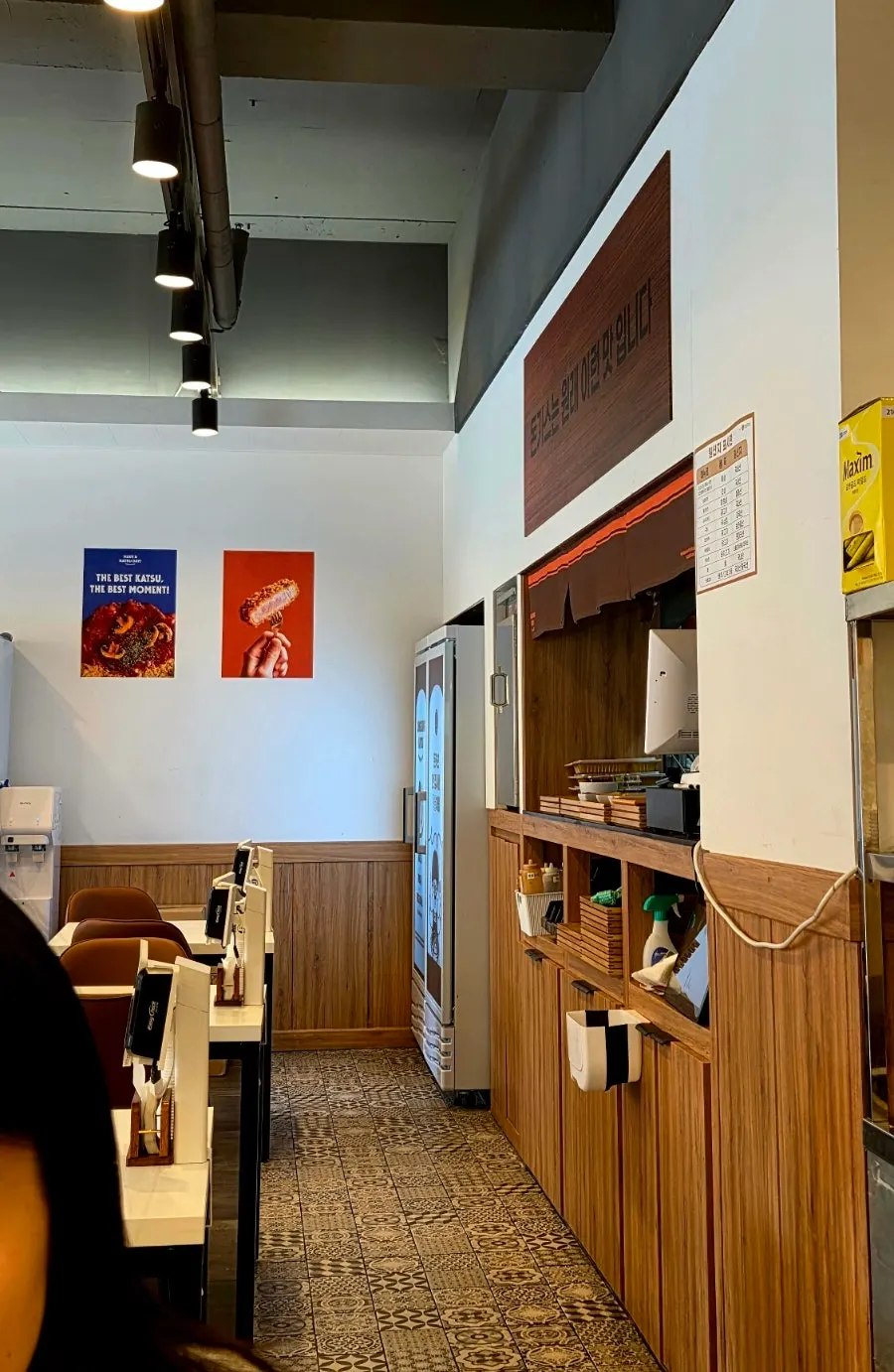 Table seating at Jeongseong Katsu Chuncheon Toegye Branch