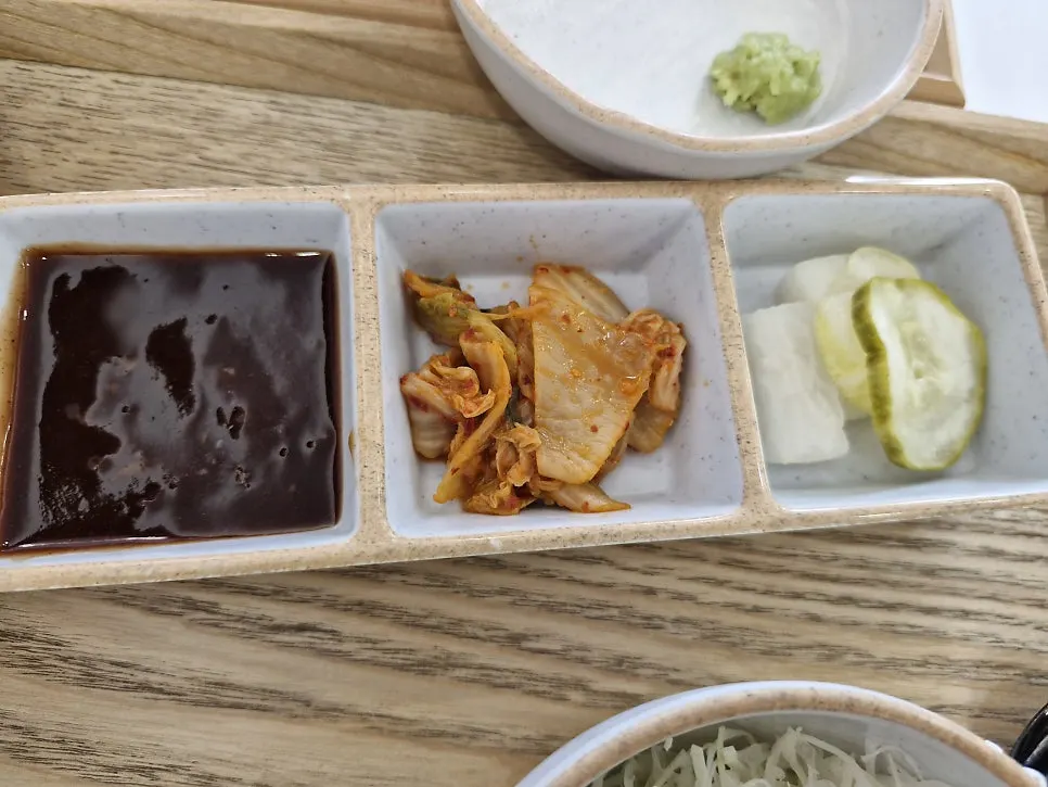 볶음김치와 절인 무, 오이 기본 반찬