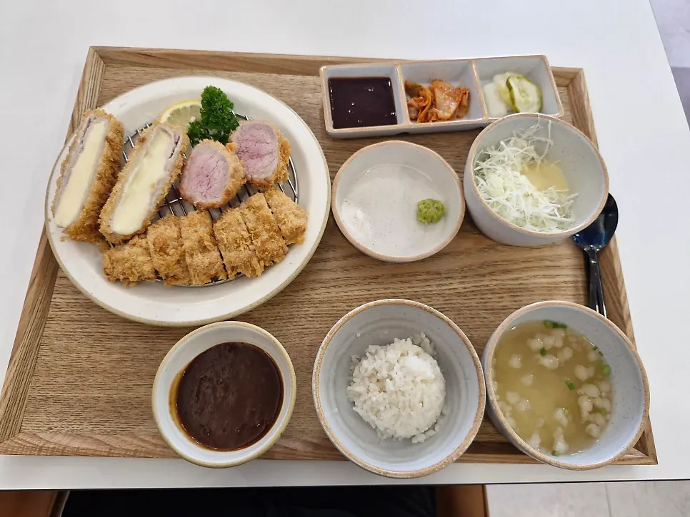 샐러드와 소스가 함께 차려진 정식 상차림