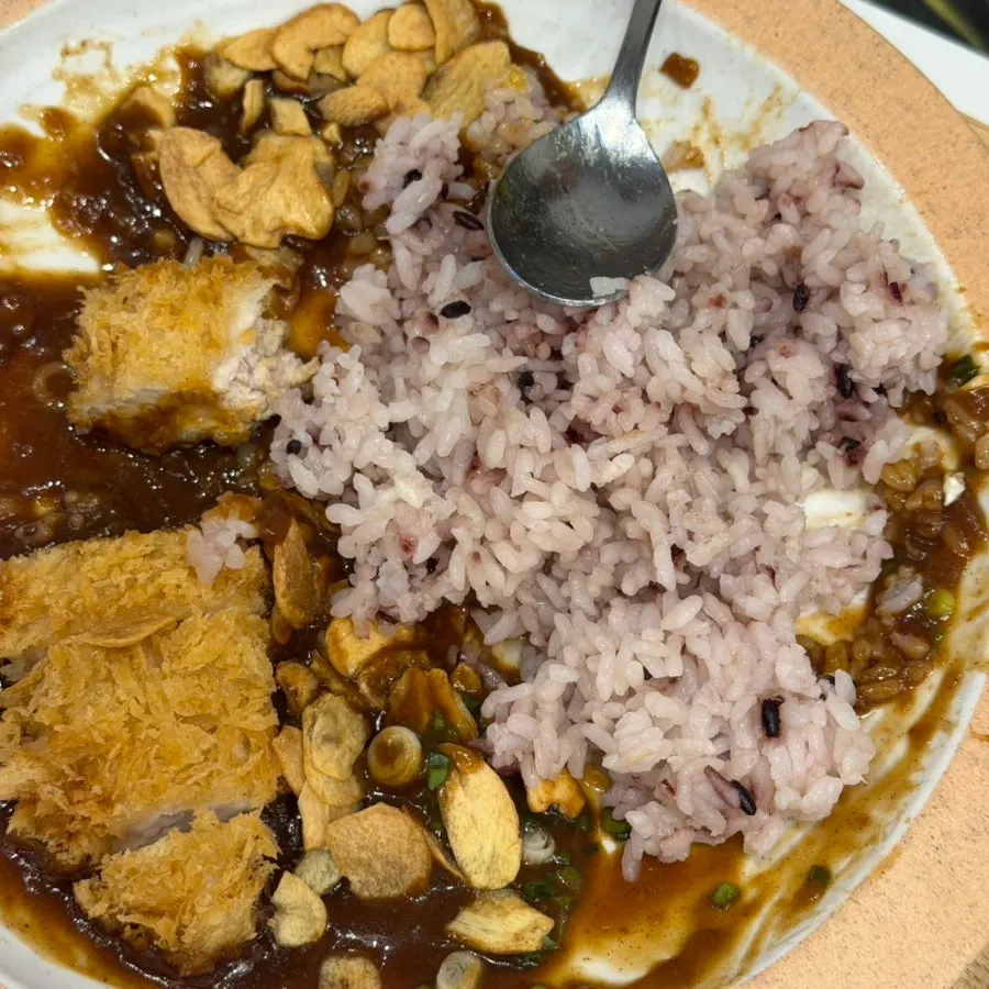 리필해서 받은 흑미밥 한 공기