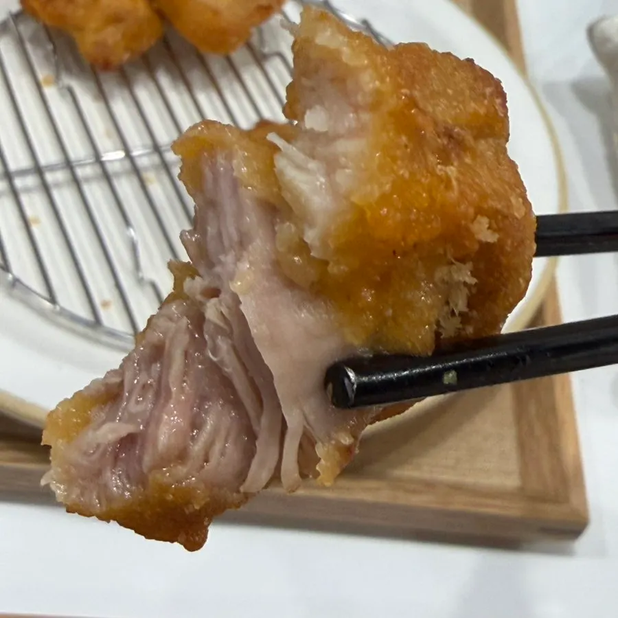 한 입 베어문 치킨가라아게 단면