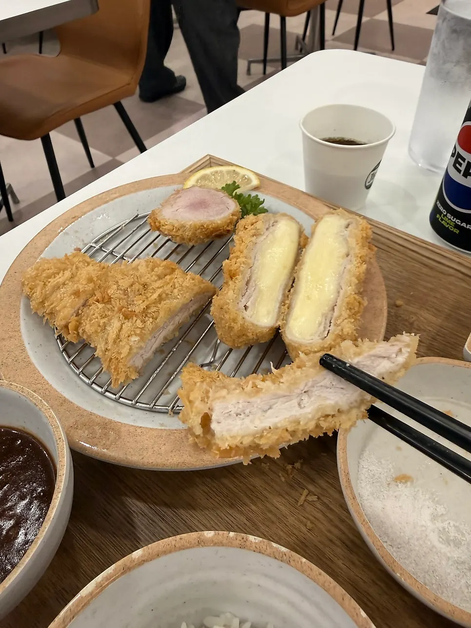 정성모듬카츠정식 카츠 단면 세로 사진