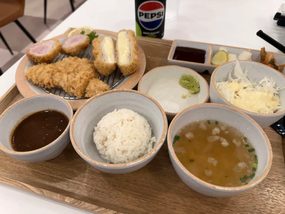 태블릿 메뉴 화면의 카츠 정식 목록