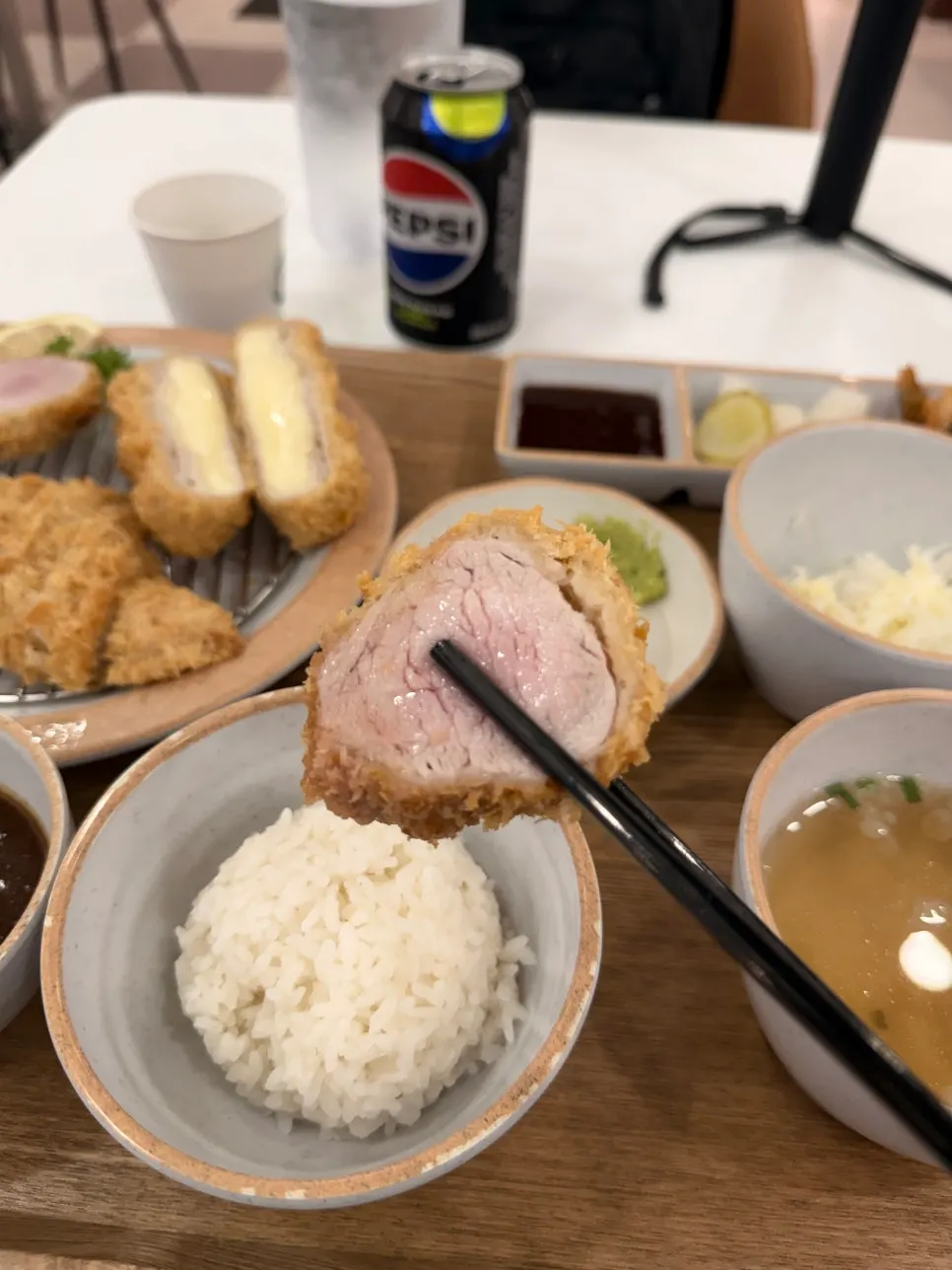 두툼한 안심카츠 단면 근접 사진