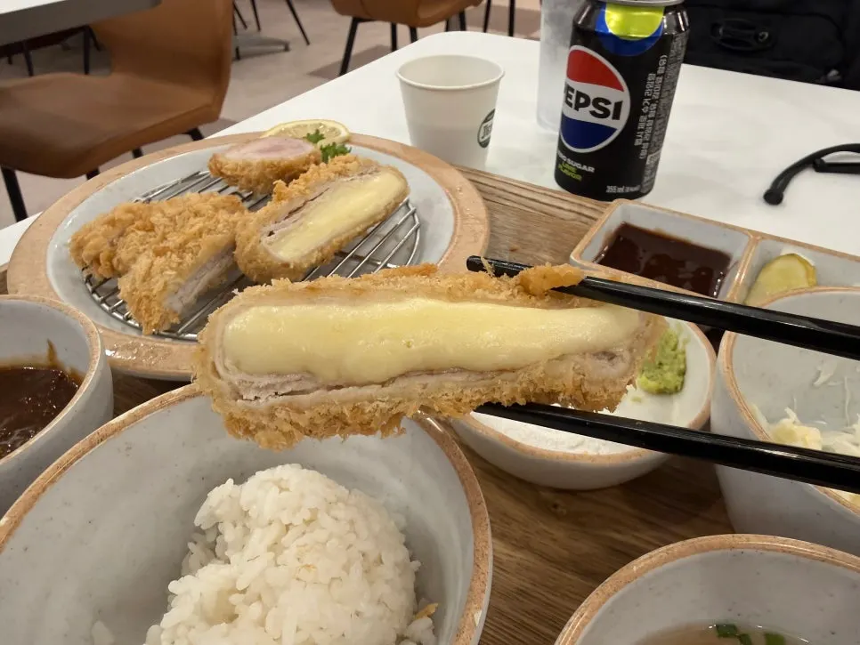 치즈카츠를 잘라놓은 단면