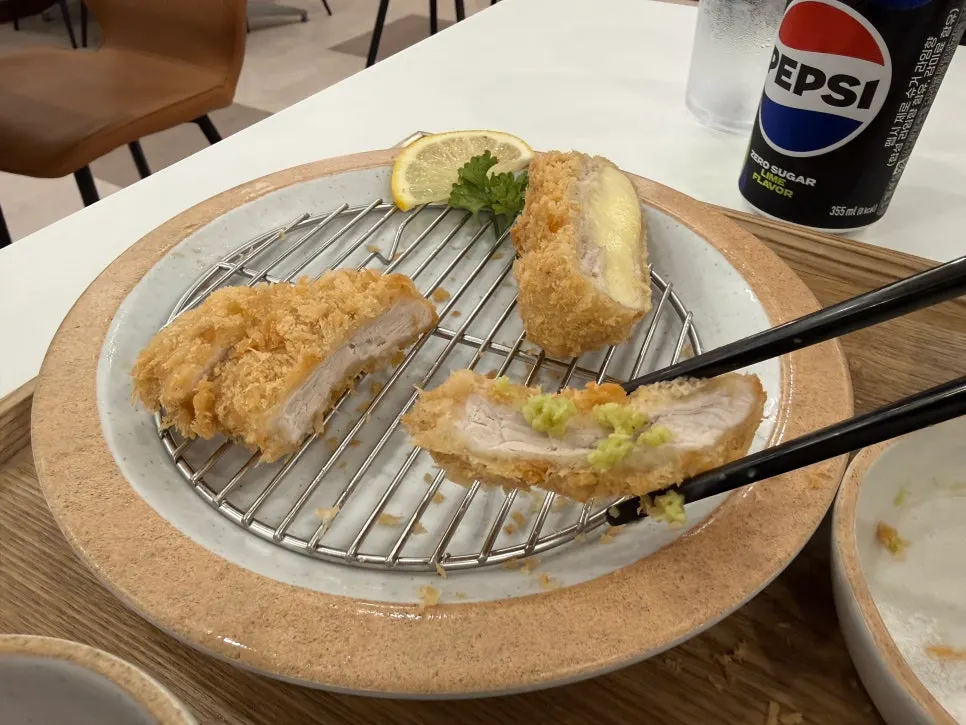 돈까스 소스와 와사비가 놓인 상차림