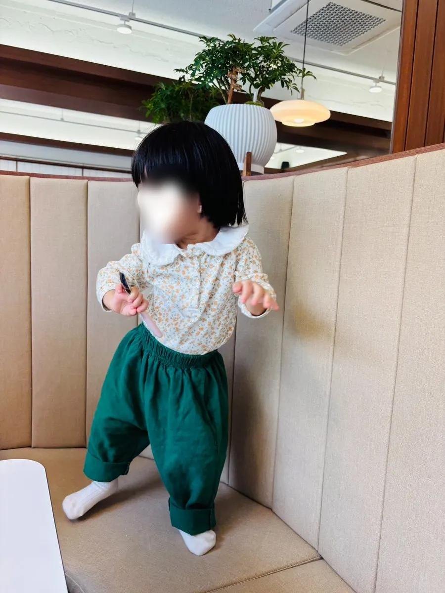 아기의자에 앉은 아기