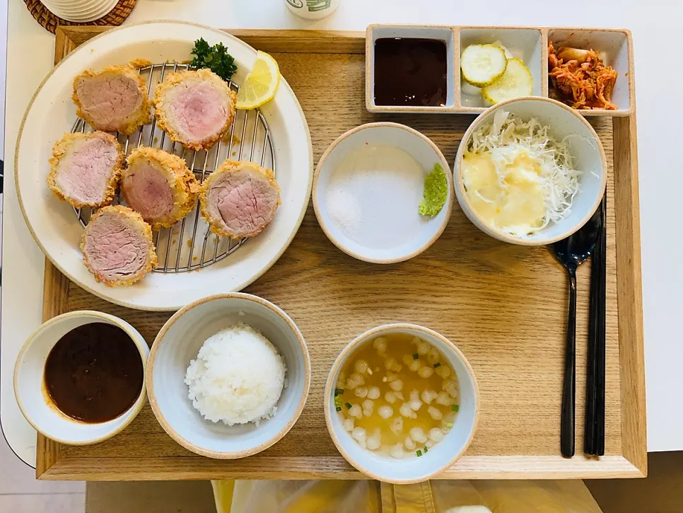 정성 모둠카츠 정식과 히레카츠 정식 한 상