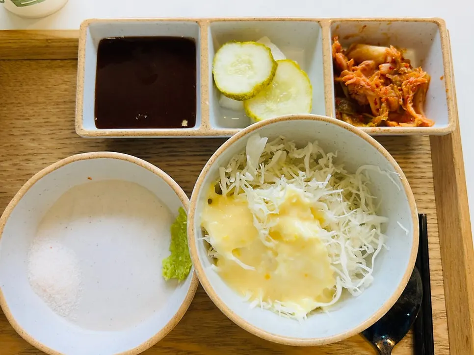 큰 테이블을 가득 채운 정식 두 개 상차림