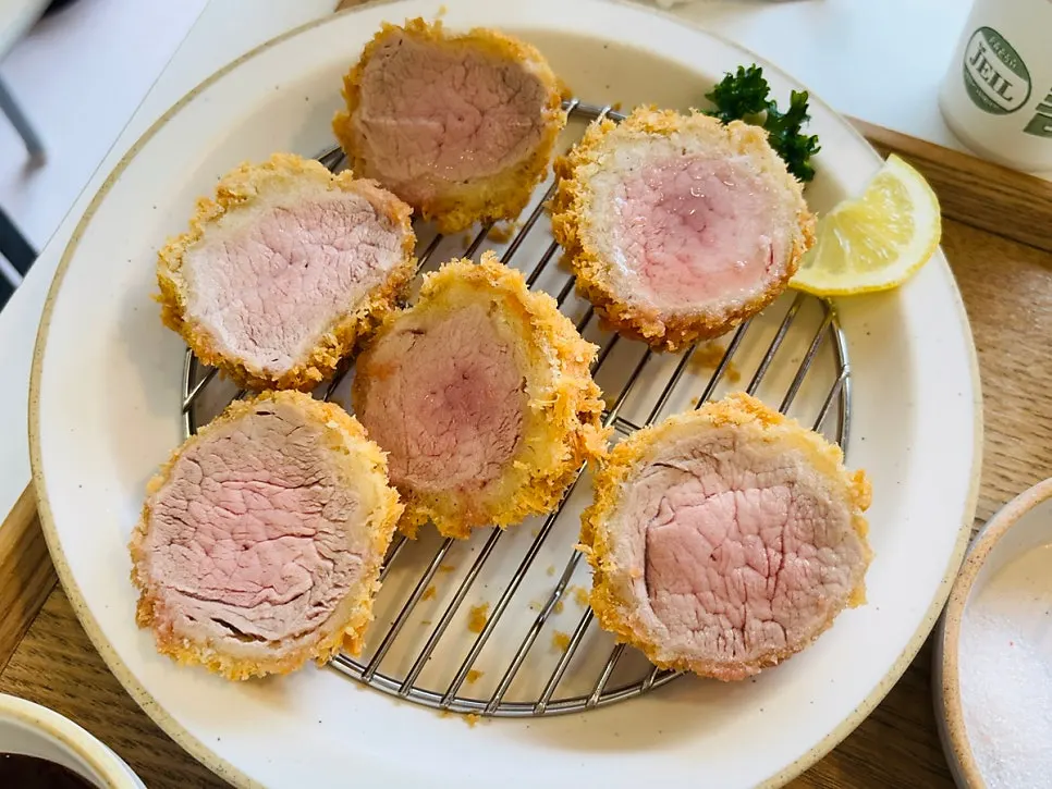 새우카츠가 포함된 정성 모둠카츠 접시