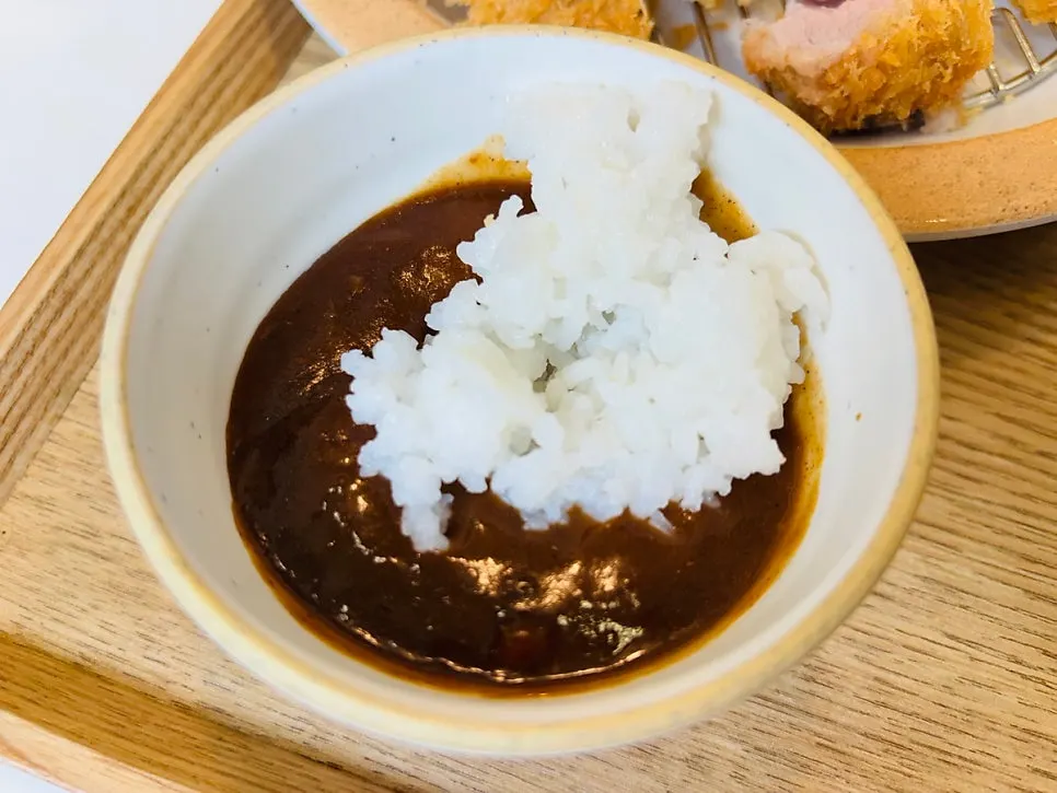 정식과 함께 나온 카레와 밥