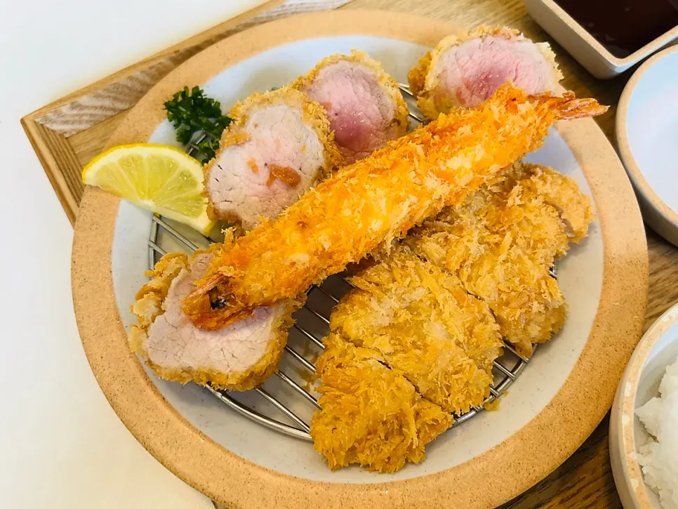 카레를 비빈 밥 한 그릇