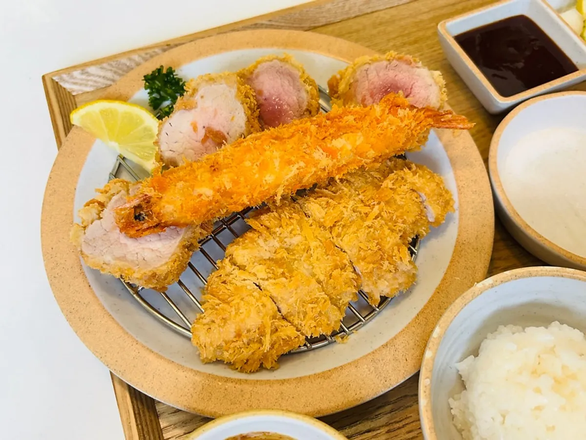 카츠와 카레밥을 번갈아 먹는 점심상