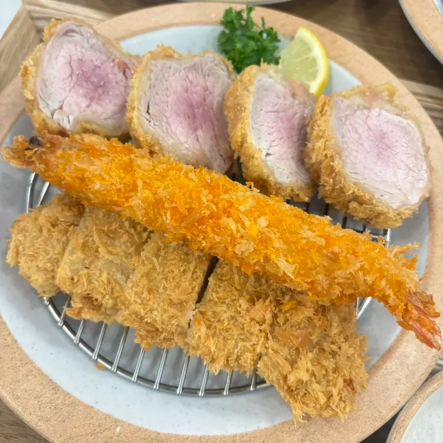 쟁반에 담겨 서빙된 정성모듬카츠정식