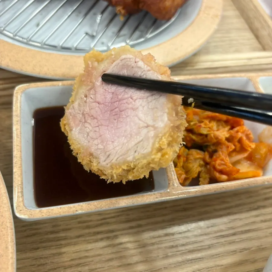노릇하게 튀겨진 모듬카츠 클로즈업