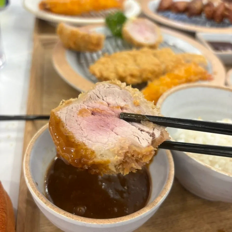 한 입 크기로 자른 돈까스 단면